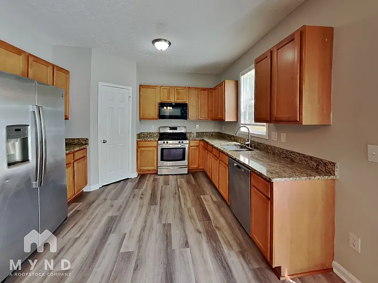 2250 Village Green Dr — Photo 2