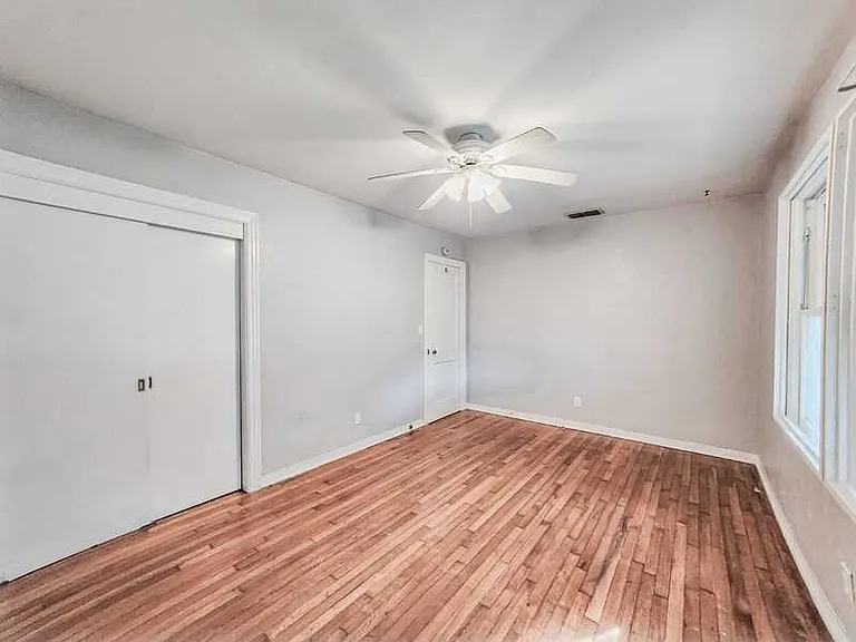 3241 Yale St N — Photo 10