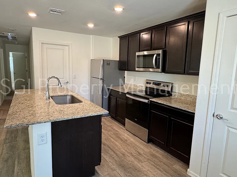 494 W Black Hawk Pl — Photo 3