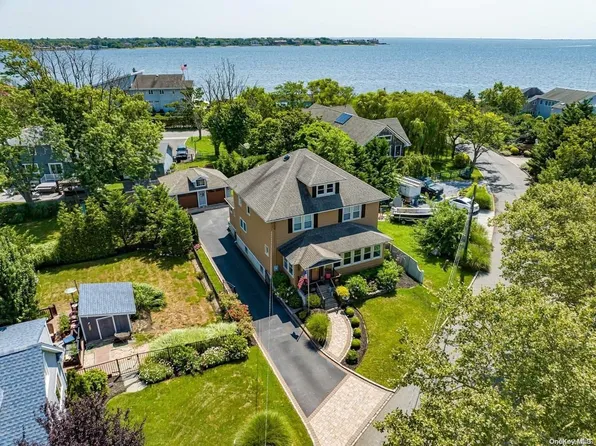 155 S Penataquit Avenue, Bay Shore, NY 11706