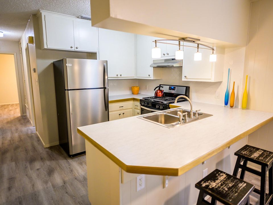 Recent upgrades: stainless kitchen appliances, sink and faucet. New bar light fixture dimable.