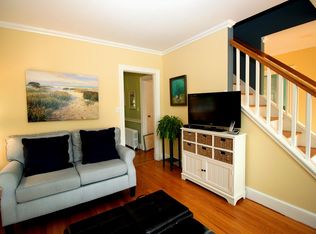 13 Weatherly Ave, Newport, RI 02840