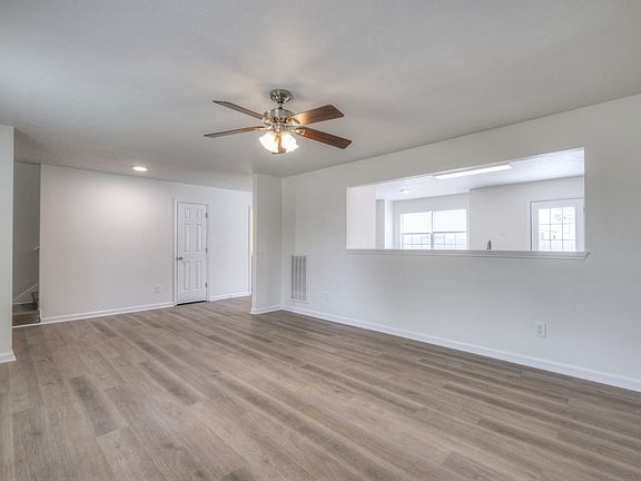 5th image of 302 Holland Ridge Dr