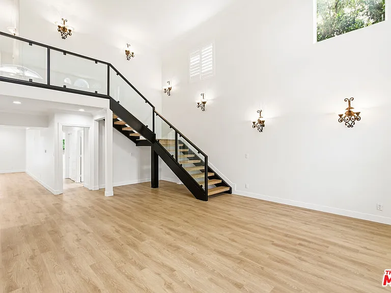 23114 Mariano St — Photo 7