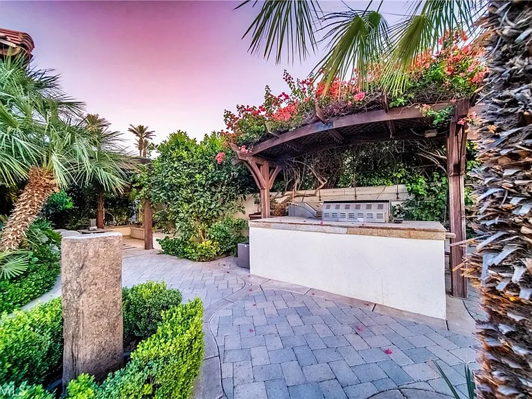56705 Village Dr — Photo 44