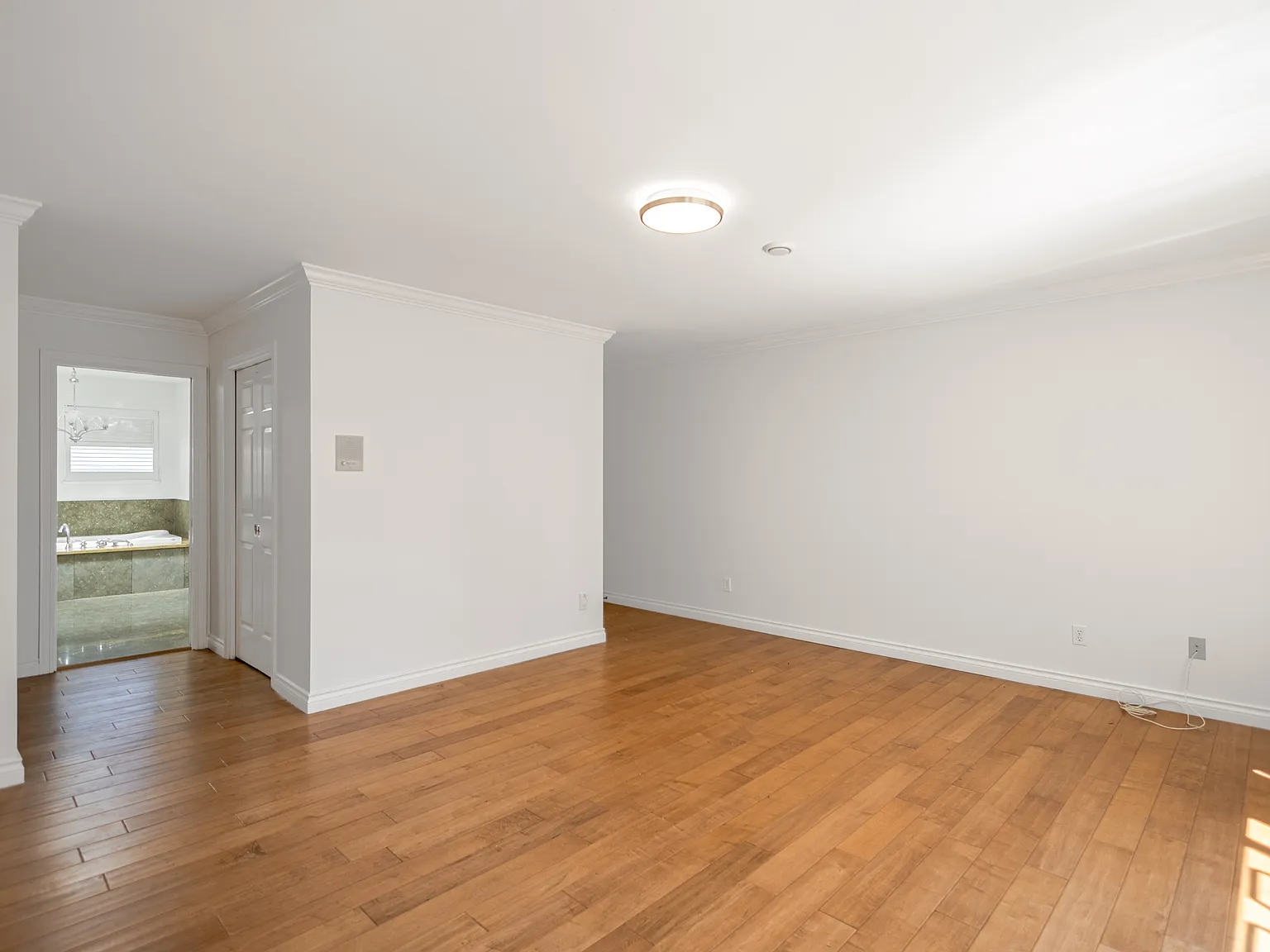 6 bed, 3880 sqft, $7,980 — Photo 3