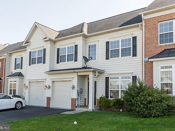 3rd image of 204 London Downs Cir