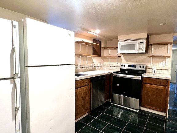 2nd image of 4330 SE Milwaukie Ave #B