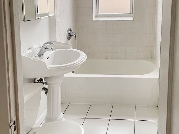 5th image of 3523-29 N Broadway St #3527.5-3W