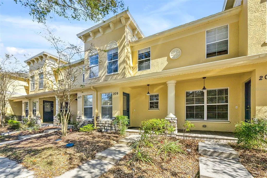 3 bed, 2.5 bath, 1560 sqft, $2,350 — Photo 1