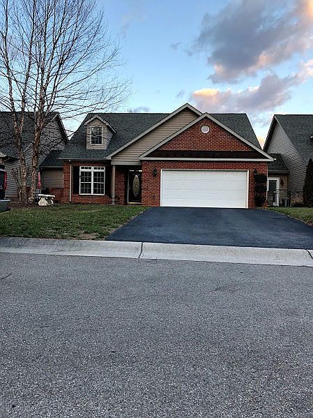 1st image of 32 Hillside Pl