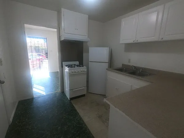 160 W San Ysidro Blvd #4 — Photo 2