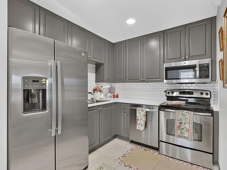 10542 SW Westlawn Blvd — Photo 48