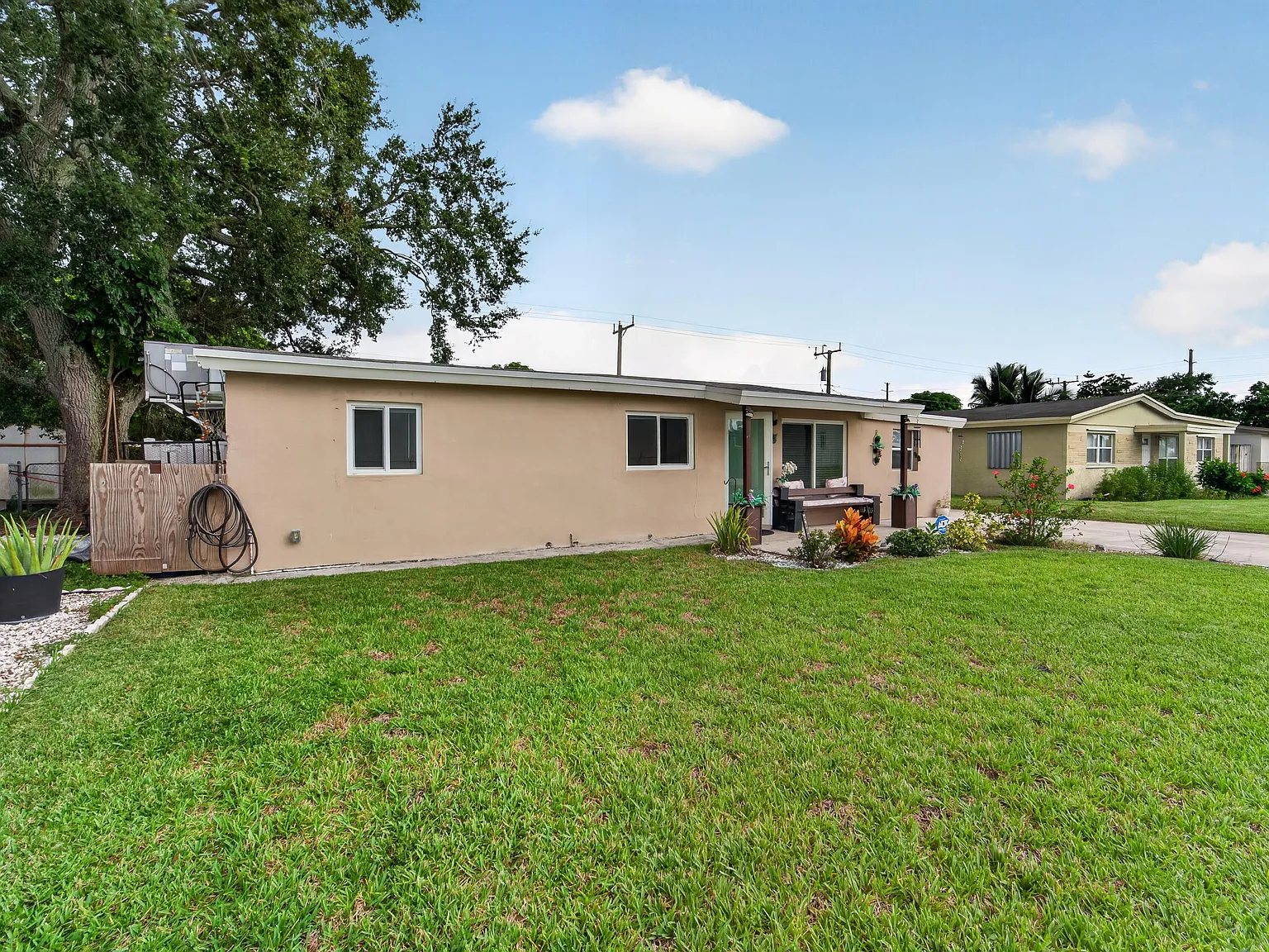 3 bed, 1.0 bath, 1210 sqft, $2,800 — Photo 2