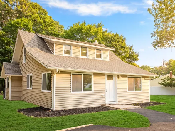 5 Long Pond Road, Ridge, NY 11961