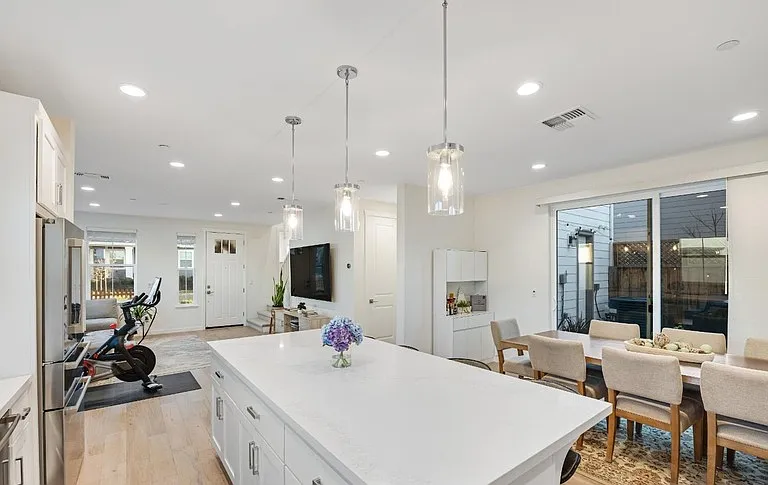 1747 Linden Ln — Photo 9