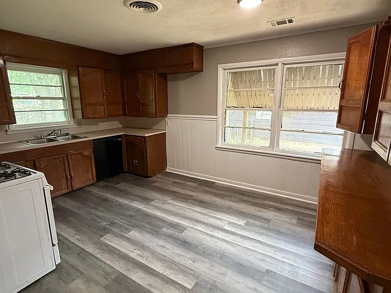 4016 Marshall Dr — Photo 3
