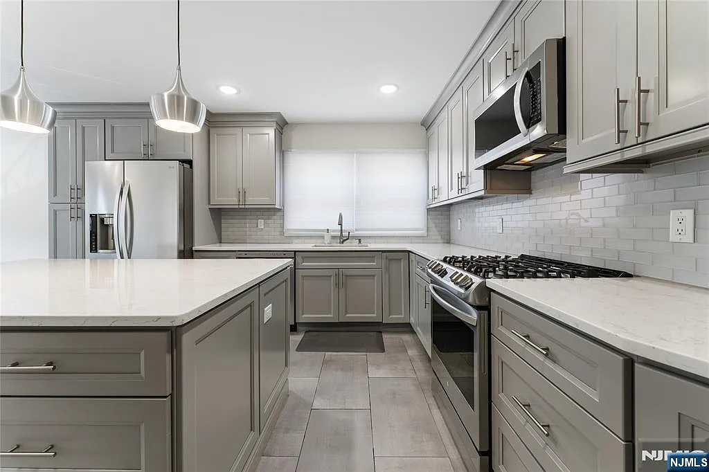 3 bed, 1.5 bath, $4,100 — Photo 2