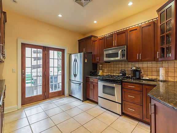 5th image of 1337 Pine St APT 202