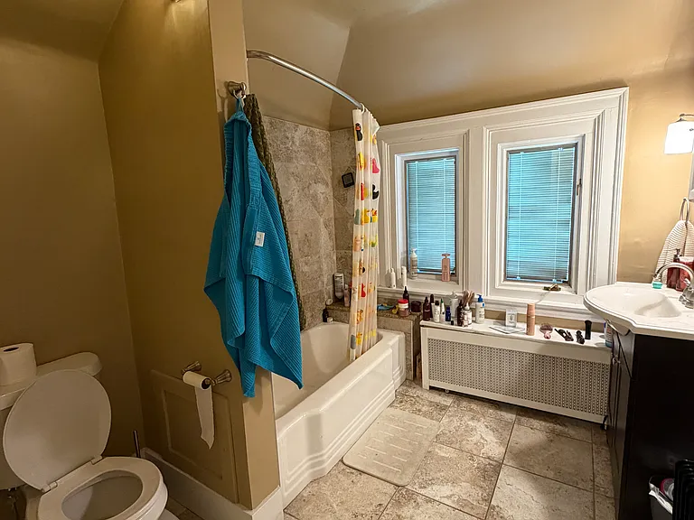 Bathroom 1 (en suite to bedroom 1)