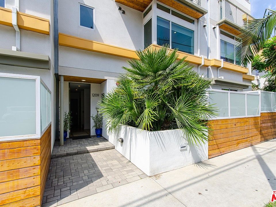 1st image of 1209 N Las Palmas Ave