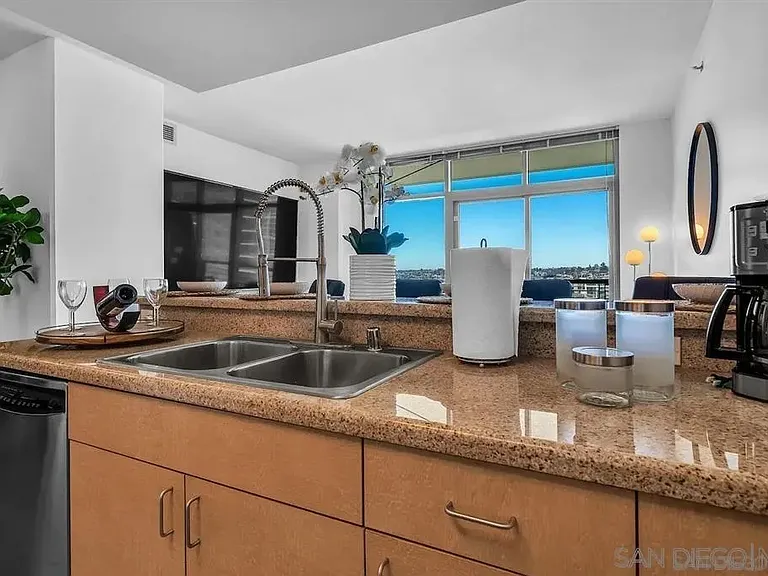 425 W Beech St #1556 — Photo 11