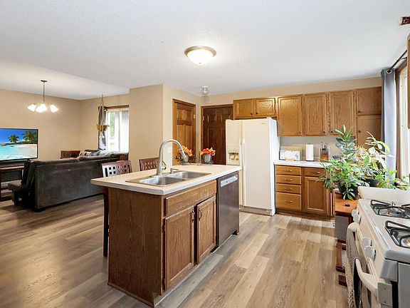 5th image of 705 14th Ave S