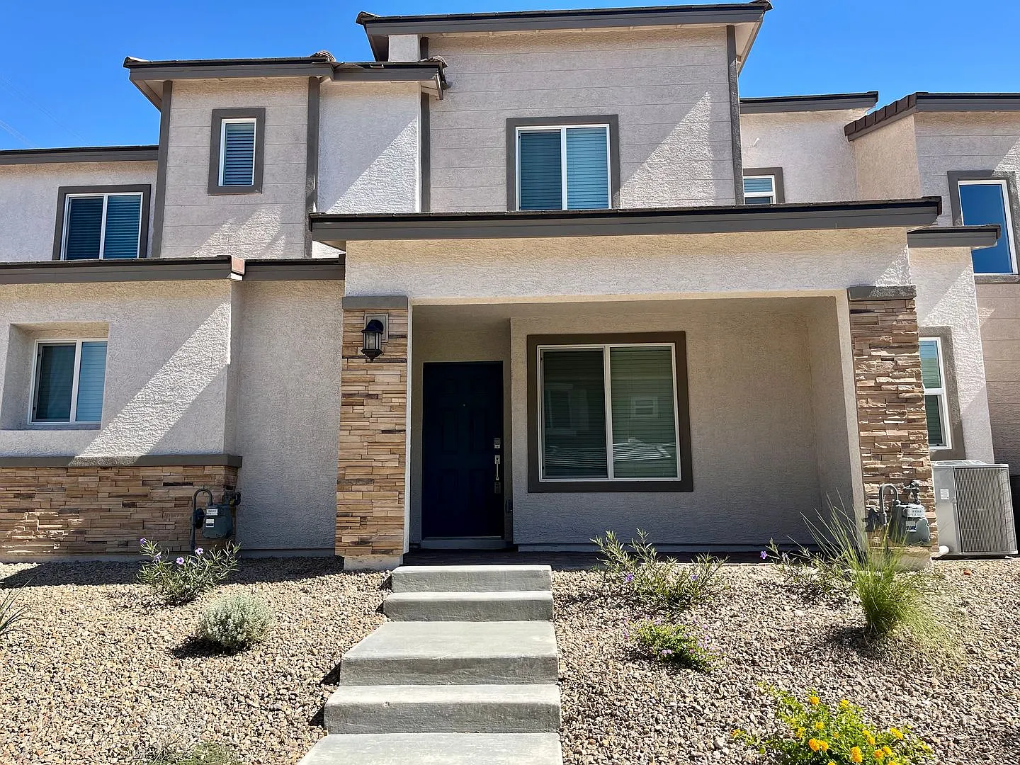 Three bedroom, 2 1/2 bath, two car garage townhouse in gated community — Photo 1