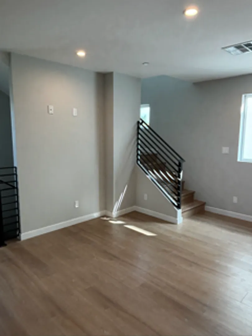 Updated 3 story townhouse apartment — Photo 1