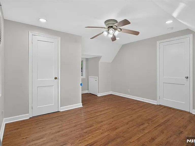 670 John St — Photo 28