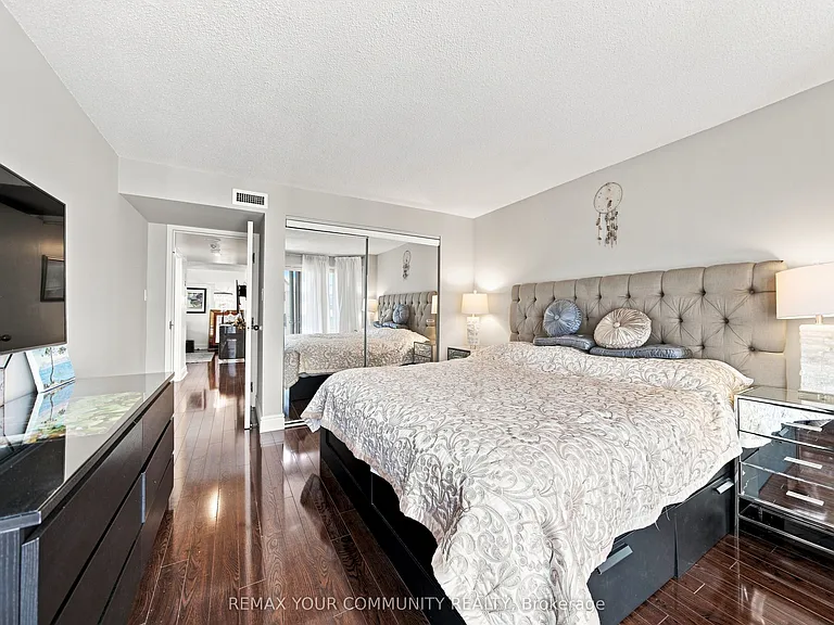 251 Queens Quay W #705 — Photo 32