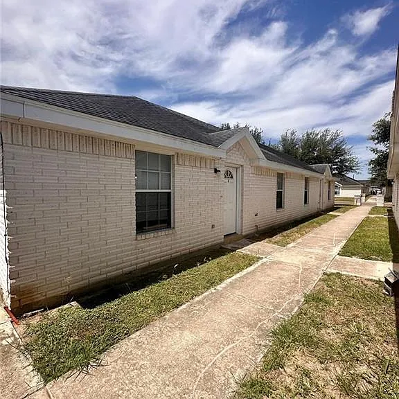 808 N Cross Ln #3 — Photo 2