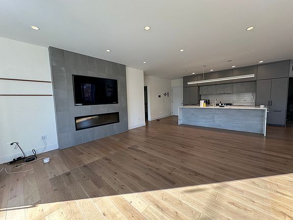 4th image of 550 N Ogden Ave #2S