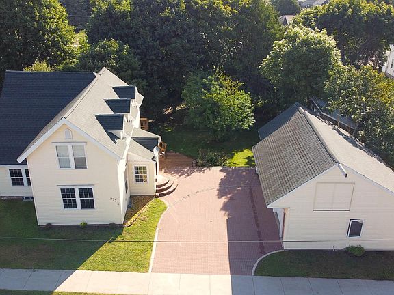 2nd image of 913 Maple St