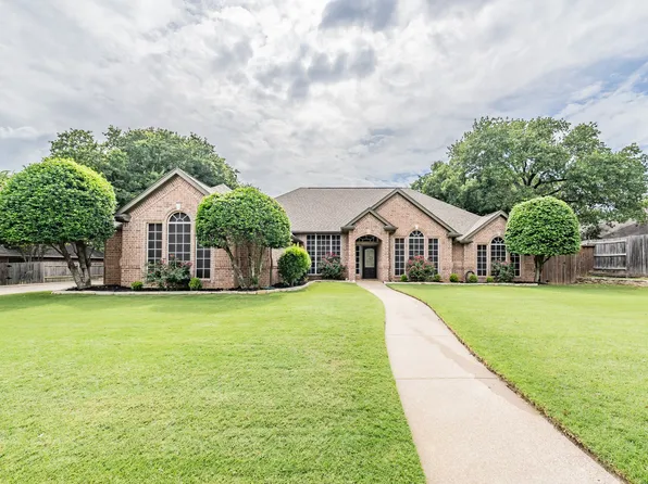 8313 Thornhill Dr, North Richland Hills, TX 76182