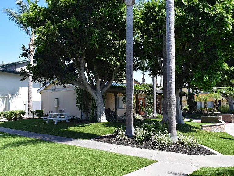 Villa Pacific Townhomes — Photo 9