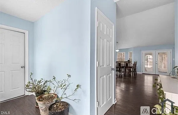 3 bed, 1445 sqft, $2,400 — Photo 2