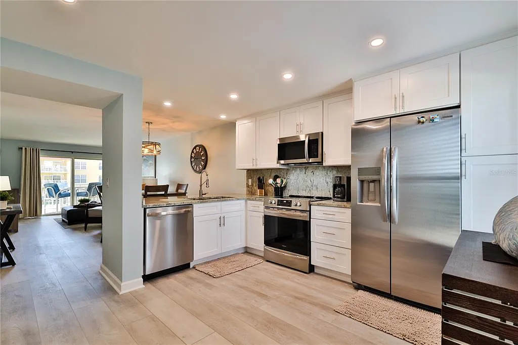 2 bed, 2.0 bath, 912 sqft, $4,500 — Photo 3