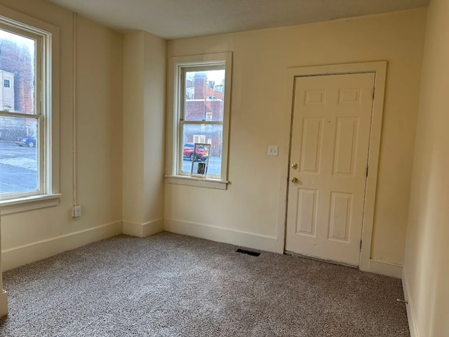 Discover this 3-bedroom, 2-bathroom end unit home in Harrisburg, PA, located within the Harrisbur... — Photo 3