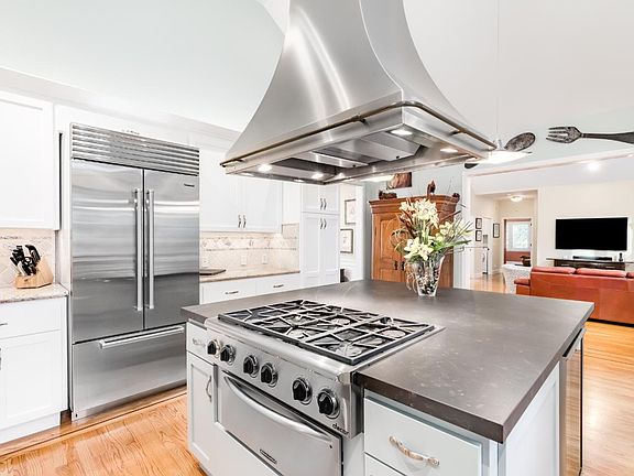 4th image of 115 Lauren Cir