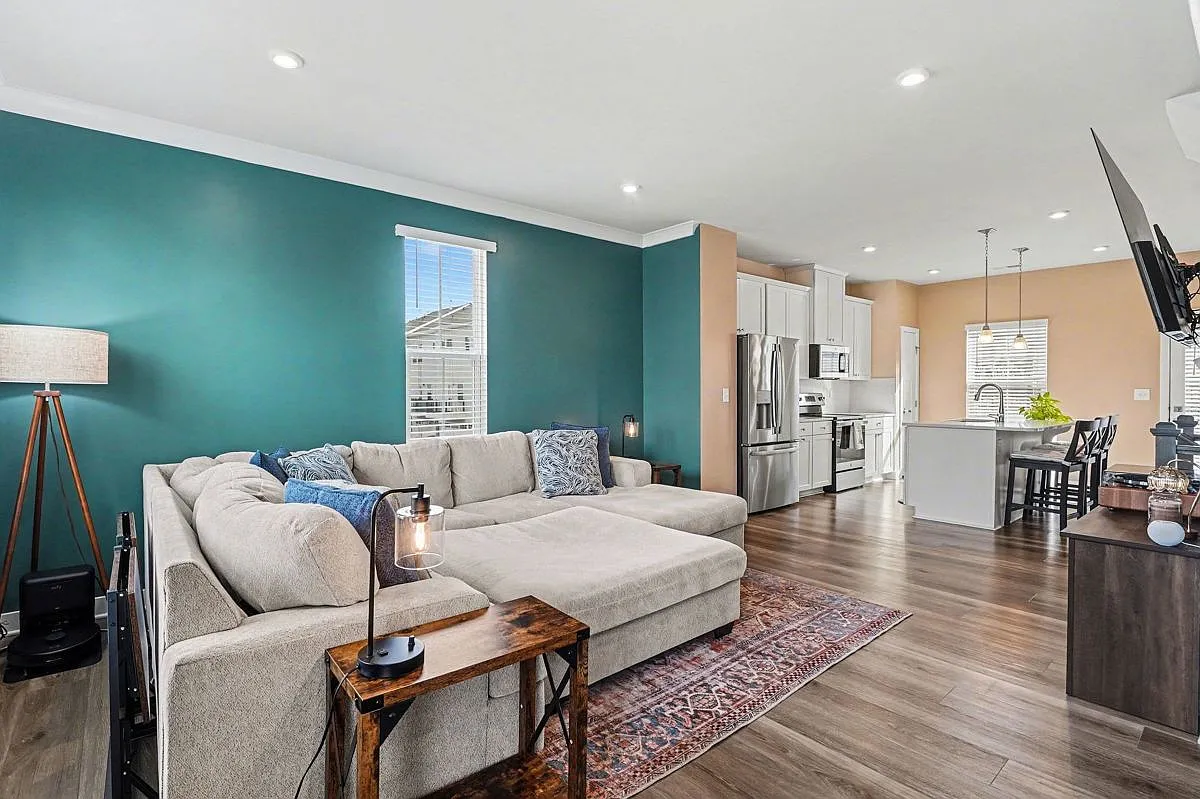 3 bed, 4.0 bath, 1760 sqft, $2,350 — Photo 3