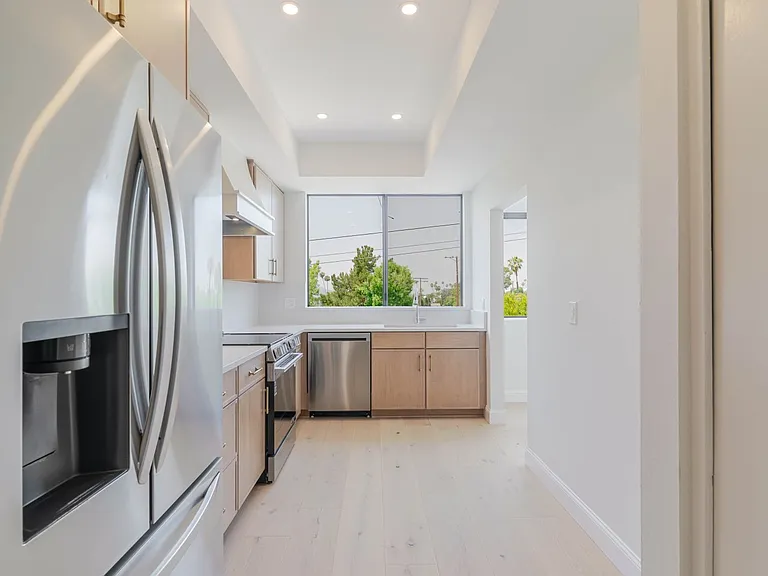 1305 N Columbus Ave #208 — Photo 12