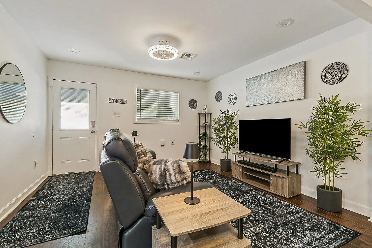 Fully Furnished - All-Inclusive Residential Oasis: 1 Bed 1 Bath + Office — Photo 4