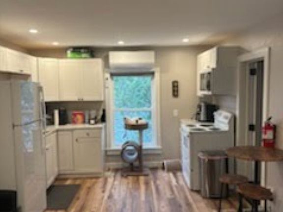 Kitchen (living beind)