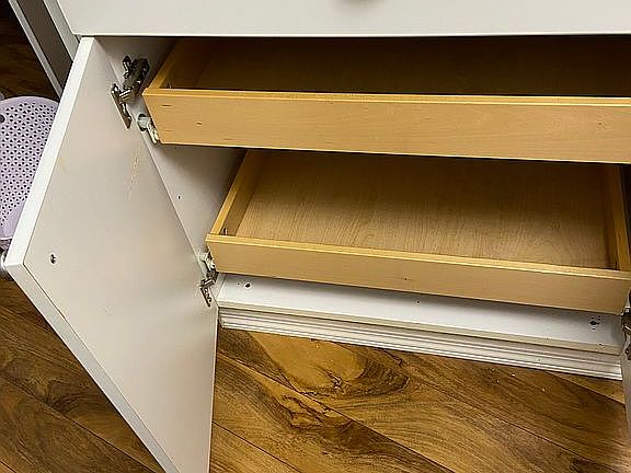 Has kitchen pull out drawers