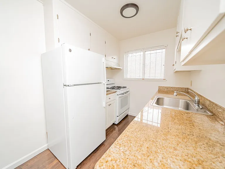 9309 Bancroft Ave — Photo 3