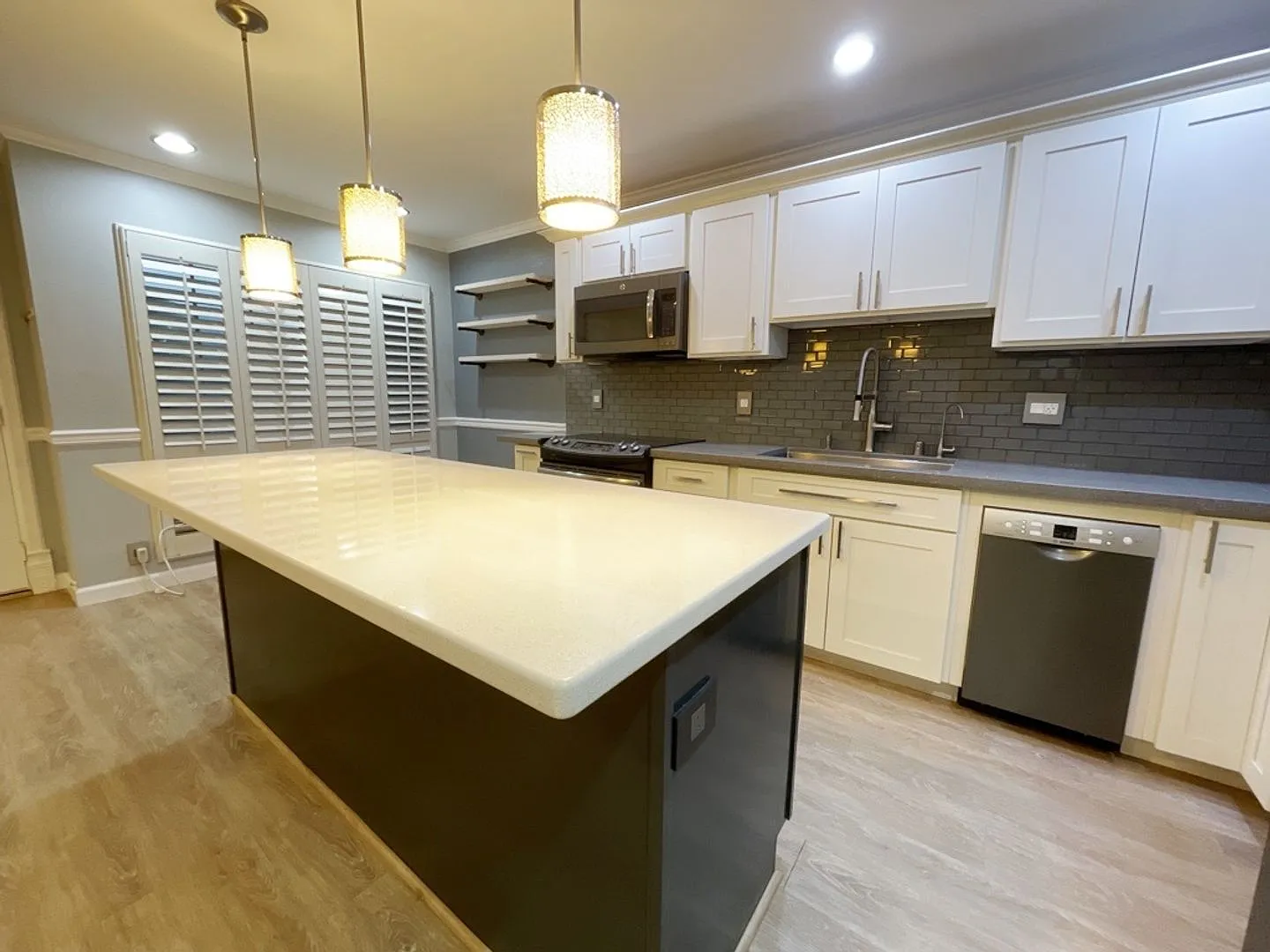 Waipio Gentry 2 bed, 1 bath, 2 parking with modern renovations — Photo 2