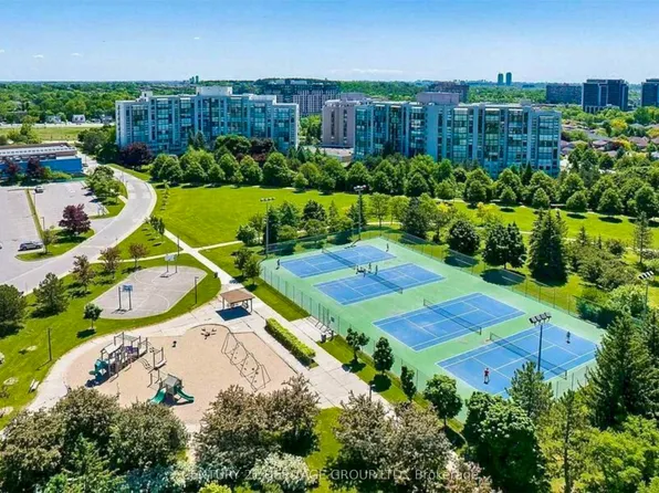 30 Harding Blvd W #806, Richmond Hill, ON L4C 9M3