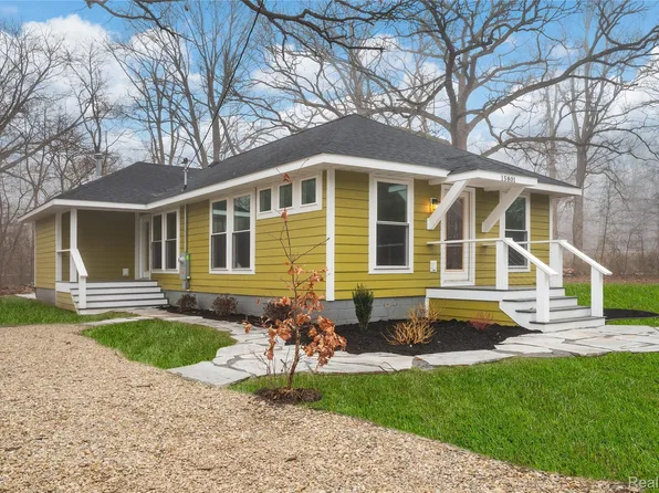 15801 Oak Ave, Union Pier, MI 49129