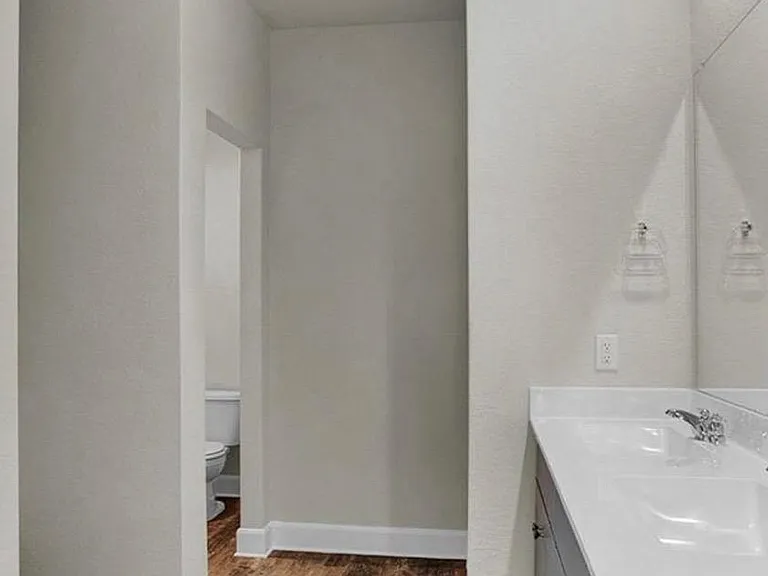 133 Netherland St — Photo 12